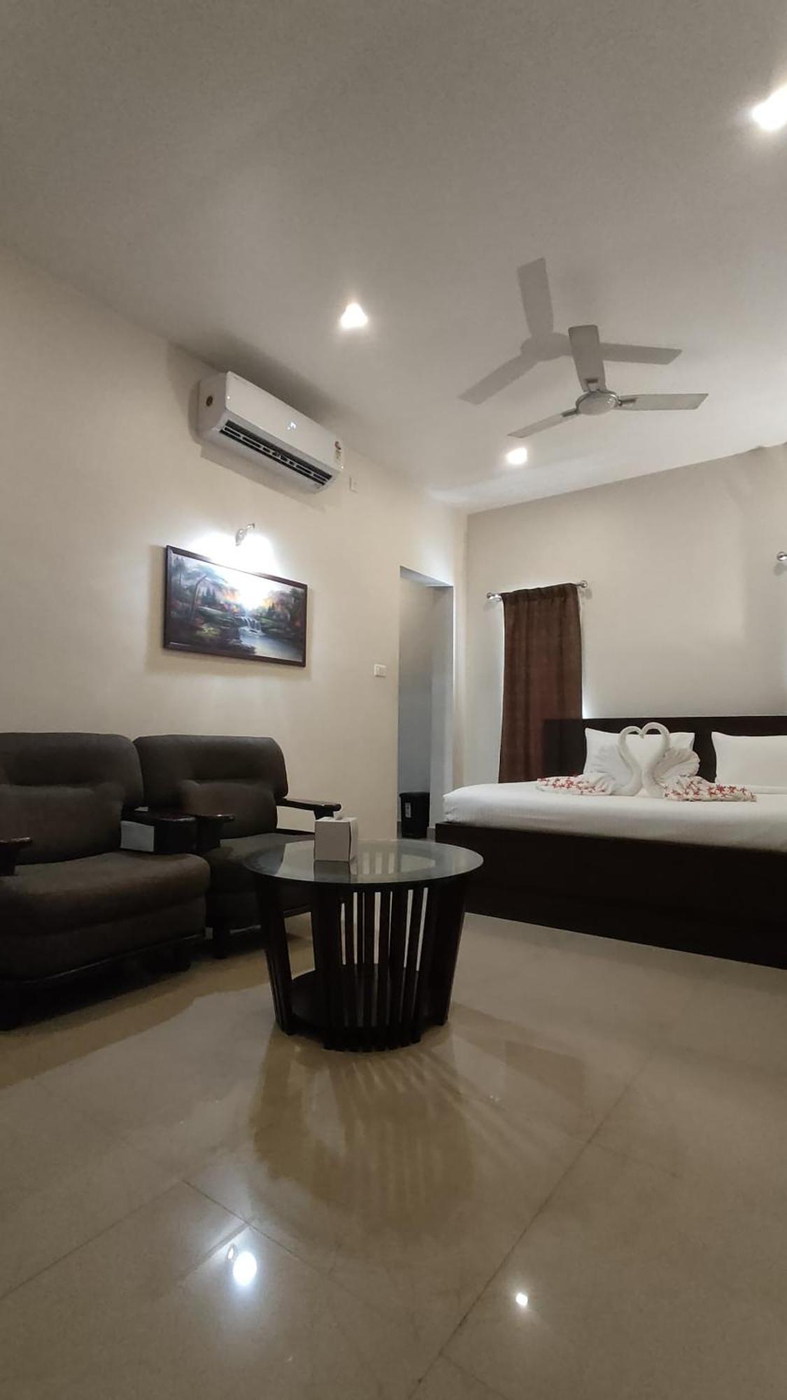 Aroma Ayur Heritage Mattanur Bagian luar foto