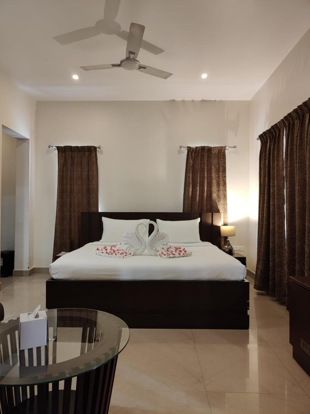 Aroma Ayur Heritage Mattanur Bagian luar foto