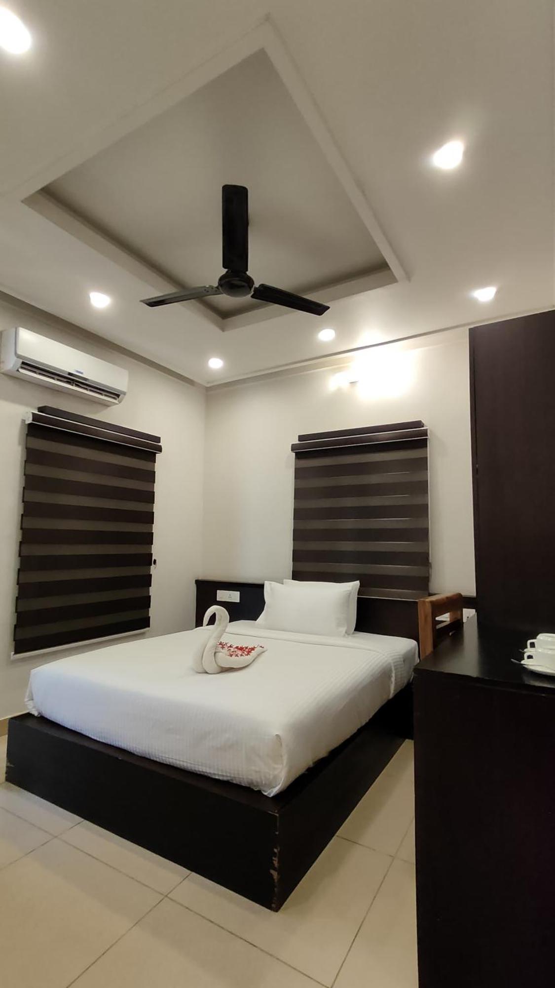 Aroma Ayur Heritage Mattanur Bagian luar foto